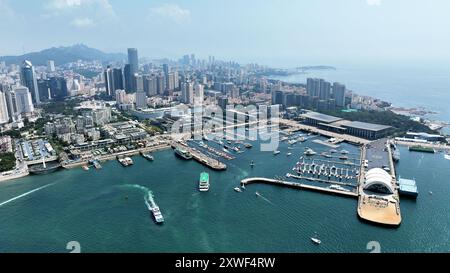 QINGDAO, 19 août 2024 (Xinhua) -- une photo de drone aérien montre une vue de la baie de Fushan à Qingdao, dans la province du Shandong de l'est de la Chine, 17 août 2024. (Xinhua/Li Ziheng) Banque D'Images