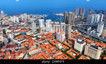 QINGDAO, 19 août 2024 (Xinhua) -- une photo de drone aérien montre une vue à Qingdao, dans la province du Shandong de l'est de la Chine, le 17 août 2024. (Xinhua/Li Ziheng) Banque D'Images