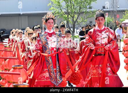 QINGDAO, 19 août 2024 (Xinhua) -- les couples nouvellement mariés assistent à un mariage de groupe à Qingdao, dans la province du Shandong de l'est de la Chine, le 9 mai 2024. (Xinhua/Li Ziheng) Banque D'Images