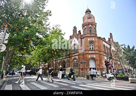 (240819) -- QINGDAO, 19 août 2024 (Xinhua) -- les gens marchent dans un bloc historique à Qingdao, dans la province du Shandong de l'est de la Chine, 17 août 2024. (Xinhua/Li Ziheng) Banque D'Images