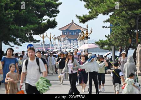 (240819) -- QINGDAO, 19 août 2024 (Xinhua) -- les touristes visitent Zhanqiao Pier spot pittoresque à Qingdao, province du Shandong de l'est de la Chine, 17 août 2024. (Xinhua/Li Ziheng) Banque D'Images