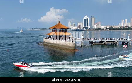 Qingdao, province chinoise du Shandong. 17 août 2024. Une photo de drone aérien montre un hors-bord passant par Zhanqiao Pier à Qingdao, dans la province du Shandong de l'est de la Chine, le 17 août 2024. Crédit : Li Ziheng/Xinhua/Alamy Live News Banque D'Images