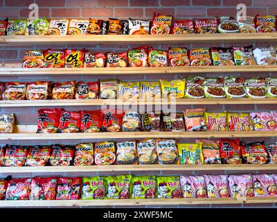 Los Angeles, Californie, États-Unis - 04-14-2024 : une vue d'un affichage montrant une variété de marques de nouilles ramen instantanées. Banque D'Images