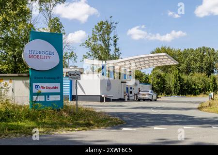 Rhoon, pays-Bas - 2024-08-08 : station-service hydrogène avec un véhicule remplissant le carburant Banque D'Images