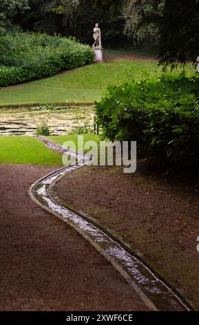 Rill d'eau et statue à Rousham Gardens , Oxfordshire, Angleterre Banque D'Images