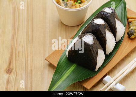 Onigiri maison (boulettes de riz), cuisine japonaise traditionnelle. La garniture est composée de flocons de saumon, d'umeboshi (prunes marinées) et de mentaiko (œufs de morue épicés). copier sp Banque D'Images