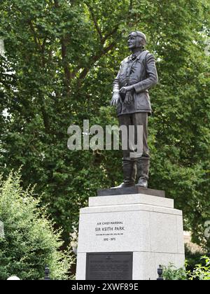 Statue commémorative, à Londres, Angleterre, à Sir Keith Park, maréchal en chef de l'Air du commandement des chasseurs lors de la bataille d'Angleterre 1940. Banque D'Images