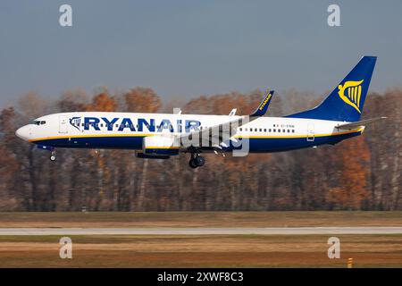 Budapest, Hongrie - 17 novembre 2015 : avion de passagers Ryanair à l'aéroport. Planifiez un vol. Aviation et aéronefs. Transport aérien. Stagiaire mondial Banque D'Images