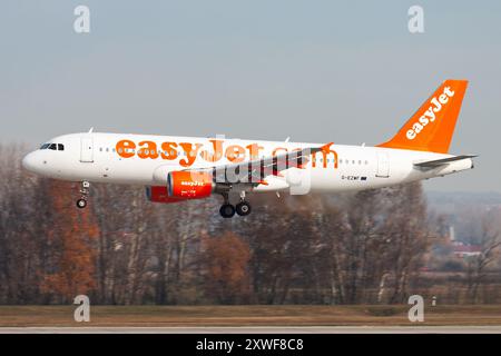 Budapest, Hongrie - 17 novembre 2015 : avion de passagers easyJet à l'aéroport. Planifiez un vol. Aviation et aéronefs. Transport aérien. Stagiaire mondial Banque D'Images