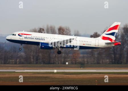 Budapest, Hongrie - 17 novembre 2015 : avion de British Airways à l'aéroport. Planifiez un vol. Aviation et aéronefs. Transport aérien. Globa Banque D'Images