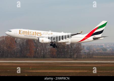 Budapest, Hongrie - 17 novembre 2015 : avion de passagers Emirates à l'aéroport. Planifiez un vol. Aviation et aéronefs. Transport aérien. Global inter Banque D'Images