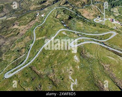 Vue aérienne de la traversée de montagne Sognefjellsvegen, serpentines près de l'hôtel Turtagro, Norvège Banque D'Images