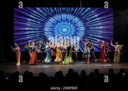 Sao Paulo, Brésil. 18 août 2024. Des danseurs de l'Université Minzu du Nord-Ouest de la Chine se produisent au gala du soir 'Colors of China : Ethnic Kaleidoscope' à Sao Paulo, Brésil, le 18 août 2024. Crédit : Paulo Lopes/Xinhua/Alamy Live News Banque D'Images