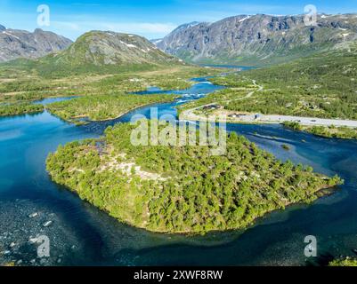 Îles dans la rivière Sjoa, célèbre crête Besseggen à l'arrière, route vers Gjendesheim refuge touristique, vue aérienne, Jotunheimen, Norvège Banque D'Images