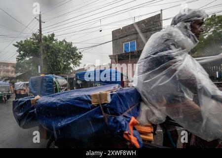 Autorickshaw sous une pluie battante. Banque D'Images