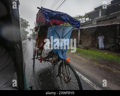 Autorickshaw sous une pluie battante. Banque D'Images