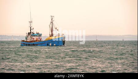 Chalutier de pêche entrant dans le port de Portsmouth, Hampshire, Angleterre. Banque D'Images