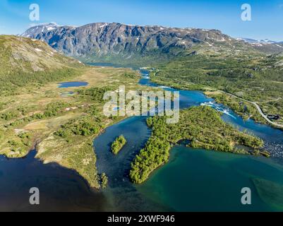 Îles dans la rivière Sjoa, célèbre crête Besseggen à l'arrière, route vers Gjendesheim refuge touristique, vue aérienne, Jotunheimen, Norvège Banque D'Images