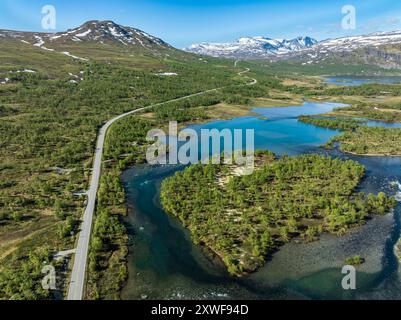 Îles dans la rivière Sjoa, près de Gjendesheim hutte touristique, route vers le plateau de Valdresfly, vue aérienne, Jotunheimen, Norvège Banque D'Images