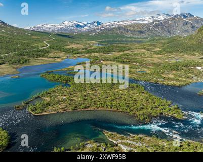 Îles dans la rivière Sjoa, près de Gjendesheim hutte touristique, route vers le plateau de Valdresfly, vue aérienne, Jotunheimen, Norvège Banque D'Images