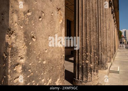 Berlin, 12 août 2024 : trous de balles de la seconde Guerre mondiale dans les colonnes doriques du Neues Museum Banque D'Images