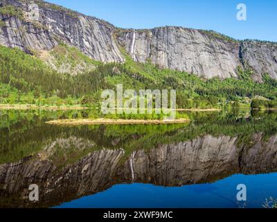 Rivière Otra au village Valle, reflets de cascade et de montagnes escarpées dans la rivière calme, vallée de Setesdal, Norvège Banque D'Images