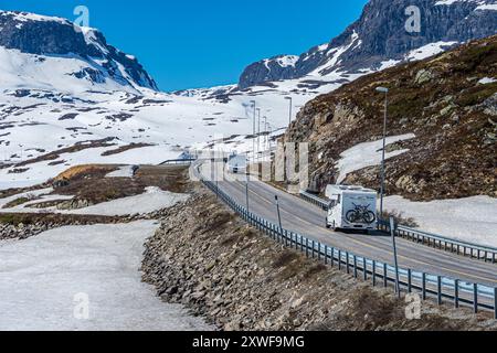 Camping-cars conduisant à travers le paysage enneigé de haute montagne, Haukelivegen Road, e134, Norvège Banque D'Images