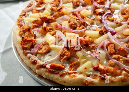 Une vue sur une pizza au poulet BBQ. Banque D'Images