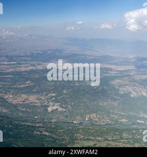 Paysage urbain aérien, à partir d'un planeur, avec le village historique de Fontecchio, tourné de l'ouest dans la lumière de l'été, Apennins, L'Aquila, Abruzzes, Ita Banque D'Images