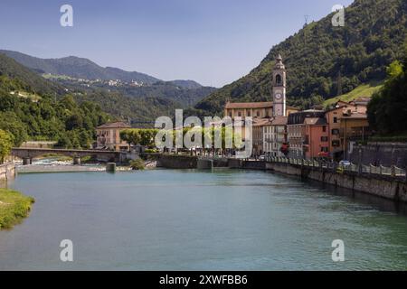 Vue sur la belle ville thermale de San Pellegrino terme et la rivière Brembo, dans la province de Bergame, Italie. Copier l'espace ci-dessous. Banque D'Images