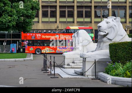 Bus stationné à George Square, Glasgow, Écosse, Royaume-Uni, Europe Banque D'Images