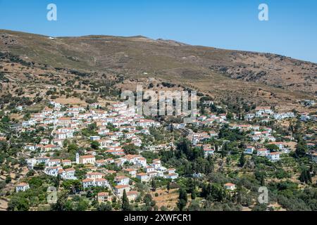 Grèce, village traditionnel de Stenies sur l'île d'Andros, Cyclades, ciel bleu, journée d'été ensoleillée Banque D'Images