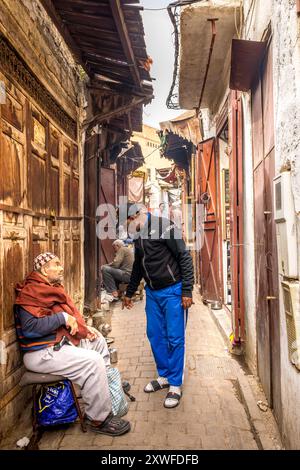 Fès, Maroc - 18 mars 2024 : vue matinale sur le souk à l'intérieur de la médina de Fès Banque D'Images