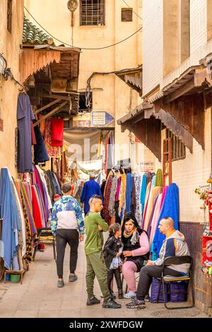 Fès, Maroc - 19 mars 2024 : vue matinale sur le souk à l'intérieur de la médina de Fès Banque D'Images