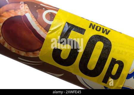 Autocollant jaune réduit sur le paquet de tartelettes McVities, saveur chocolat, maintenant 50p. Banque D'Images