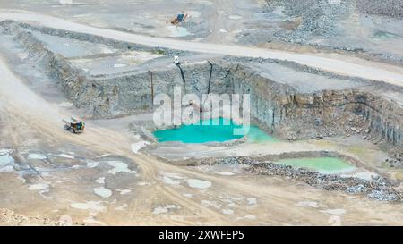 Exploitation minière aérienne à ciel ouvert avec camion à benne basculante et piscines Turquoise Banque D'Images