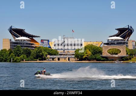 L'Acrisure Stadium, anciennement Heinz Field, accueille l'équipe de football des Pittsburgh Steelers de la NFL et se trouve dans la région de North Shore. Banque D'Images