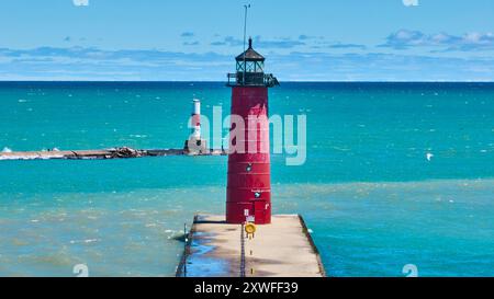 Vue aérienne du phare rouge sur la jetée s'étendant dans le lac Michigan Banque D'Images