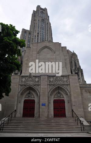 La cathédrale d'apprentissage de l'Université de Pittsburgh domine le Stephen Foster Memorial dans le quartier d'Oakland. Banque D'Images