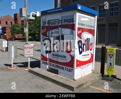 Un kiosque de gardien de parking, en face du musée Andy Warhol de Pittsburgh, est décoré pour ressembler à l'une des boîtes Brillo emblématiques de l'artiste. Banque D'Images