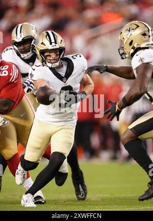 Santa Clara, Californie, États-Unis. 18 août 2024. Le quarterback des Saints de la Nouvelle-Orléans JAKE HAENER (3) remet le ballon au Running Back des Saints de la Nouvelle-Orléans JACOB kibidi (35). Les 49ers de San Francisco accueillent les Saints de la Nouvelle-Orléans au Levis Stadium. (Crédit image : © Jose Moreno/ZUMA Press Wire) USAGE ÉDITORIAL SEULEMENT! Non destiné à UN USAGE commercial ! Banque D'Images