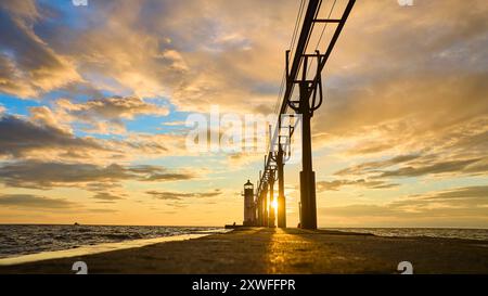 Coucher de soleil aérien au-dessus du phare et de la jetée de St Joseph Banque D'Images