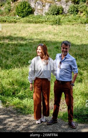 Bornholm, Danemark. 19 août 2024. Le roi Frederik X et la reine Mary visitent la municipalité régionale de Bornholm, le lundi 19 août 2024. Le couple royal participe à une randonnée à travers Ekkodalen jusqu'à Hareloekkerne. À leur arrivée à Ekkodalen, leurs Majestés sont reçus par le garde forestier Soeren Friese. Ekkodalen est la plus grande vallée rift de Bornholm, s'étendant sur environ 2 km à travers Almindingen. (Photo : Pelle Rink/Scanpix 2024) crédit : Ritzau/Alamy Live News Banque D'Images