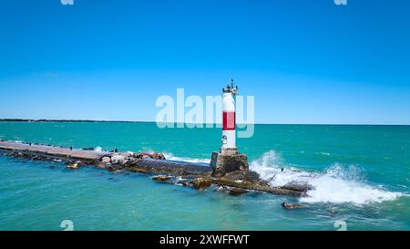 Vol aérien au-dessus du phare de Kenosha et du brise-lames sur le lac Michigan Banque D'Images