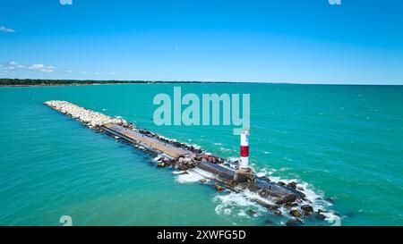 Vue aérienne du phare de Kenosha et de la jetée sur le lac Michigan Banque D'Images