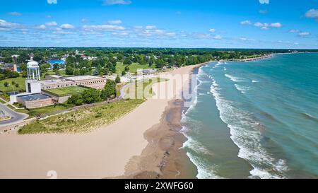 Vol aérien au-dessus de Kenosha Beach et Water Tower Banque D'Images