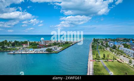 Vue aérienne du port de Kenosha et du phare sur le lac Michigan Banque D'Images