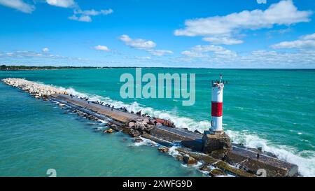 Vue aérienne du phare de Kenosha sur Breakwater dans Turquoise Lake Michigan Banque D'Images