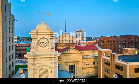 Vue aérienne de la tour de l'horloge ornée et du dôme à South Bend, Indiana Banque D'Images