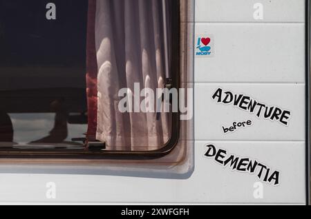 Humoristique, drôle signe à l'arrière d'Un camping-car, Adventure Before Dementia, Royaume-Uni Banque D'Images